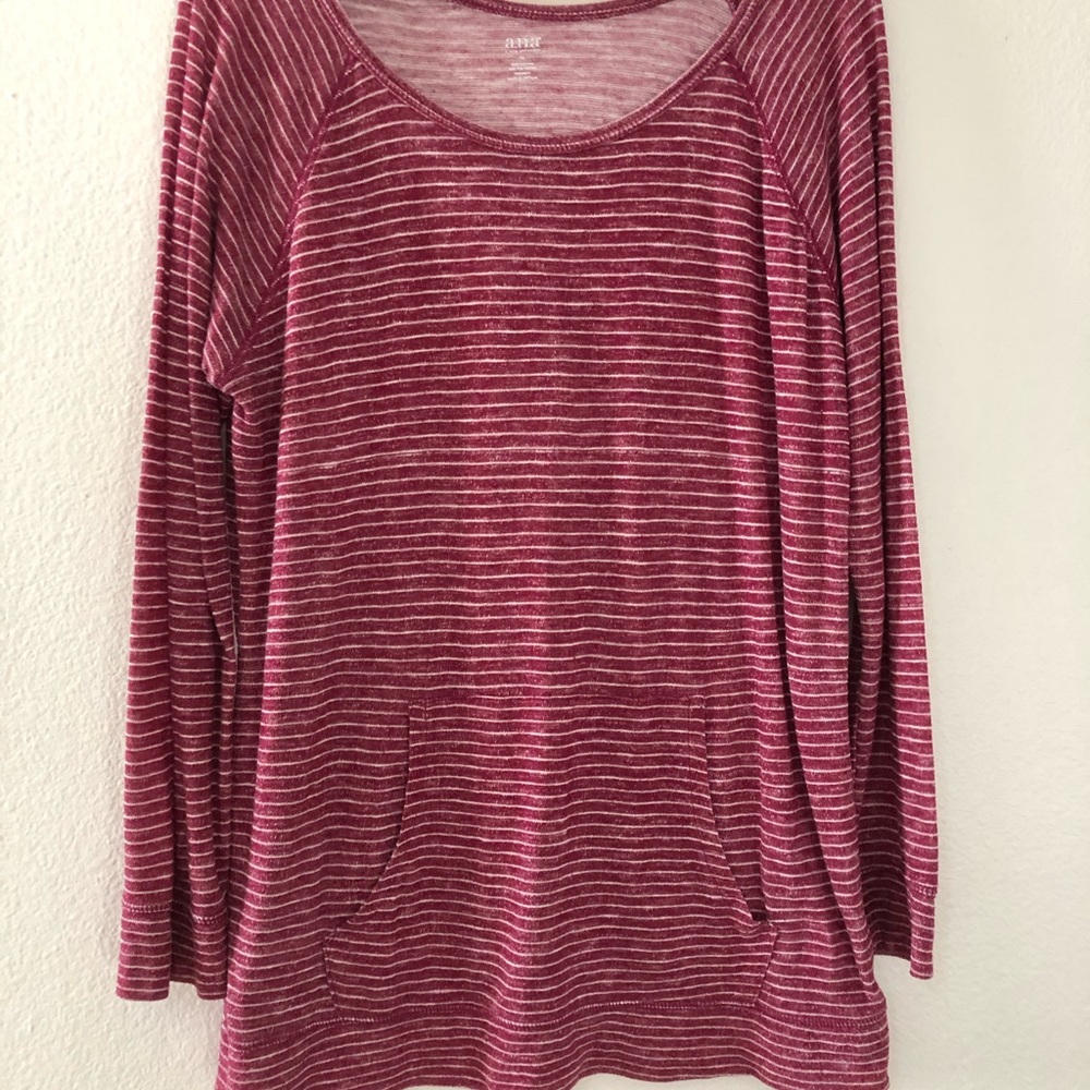 🔺Striped burgundy and white top.